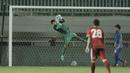 Kiper Thailand, Nont Muangnam, menangkap bola saat melawan Indonesia pada laga persahabatan di Stadion Pakansari, Bogor, (03/6/2018). Indonesia bermain imbang 0-0 dengan Thailand. (Bola.com/M Iqbal Ichsan)