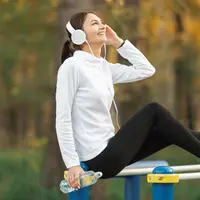 Memulai olahraga pagi sering terdengar sederhana, tetapi pada praktiknya tidak sedikit orang yang merasa kesulitan untuk konsisten. Rasa malas bangun lebih awal, tubuh yang masih terasa kaku, hingga kebingungan memilih jenis olahraga yang tepat sering menjadi penghambat utama.  (foto/dok: freepik)