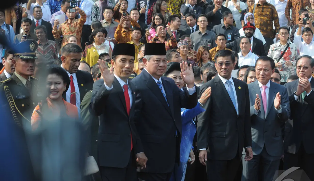 Sebuah tradisi baru, Presiden terpilih mengantarkan Presiden sebelumnya ke gerbang Istana Negara, Jakarta, Senin (20/10/2014) (Liputan6.com/Herman Zakharia)
