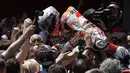 Selebrasi bak penggemar musik rock yang melakukan mosh pit di depan panggung dilakukan Marc Marquez usai menang di Sirkuit Catalunya Barcelona. (AFP/Pau Barrena)