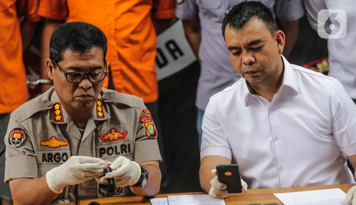 Kabid Humas Polda Metro Jaya Kombes Pol Argo Yuwono menunjukkan barang bukti sabu hasil penangkapan suami dari artis Dawiyah, Muhammad Basurrah di Gedung Ditnarkoba Polda Metro Jaya, Jakarta, Senin (7/10/2019). (Liputan6.com/Faizal Fanani)