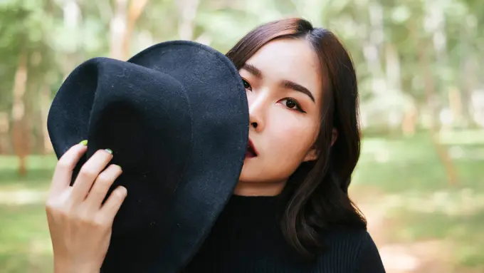 perempuan berbaju hitam serius
