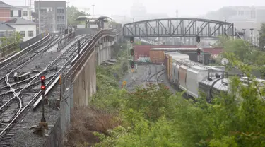 Sebuah kereta barang CSX keluar dari rel di bagian timur laut Washington, Minggu (1/5) waktu setempat. Kereta ini menumpahkan zat kimia berbahaya dekat stasiun bawah tanah dan mengganggu lalu lintas kereta api bawah tanah. (Andrew BIRAJ /AFP)