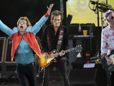 Mick Jagger (kiri), Ronnie Wood (tengah), dan Keith Richards (kanan), dari band The Rolling Stones tampil di atas panggung saat konser Sixty di Berlin, Jerman, 3 Agustus 2022. Ini adalah konser terakhir The Rolling Stones dalam tur Eropa. (AP Photo/Michael Sohn)