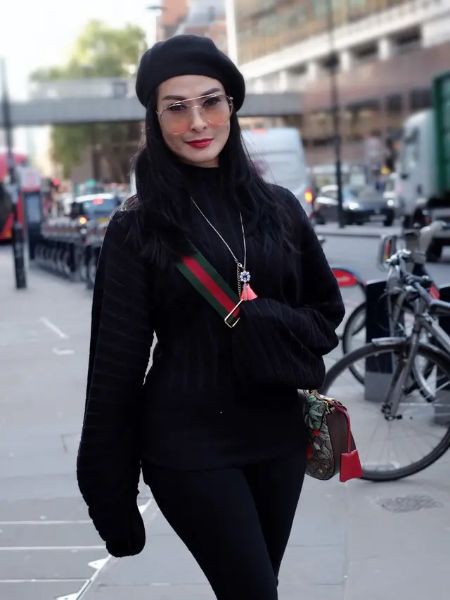 6 Penampilan Glamor Iis Dahlia, Tampil Elegan