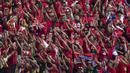 Suporter bernyanyi mendukung Timnas Indonesia yang tampil melawan Timor Leste pada laga SEA Games di Stadion MPS, Selangor, Minggu (20/8/2017). Indonesia menang 1-0 atas Timor Leste. (Bola.com/Vitalis Yogi Trisna)