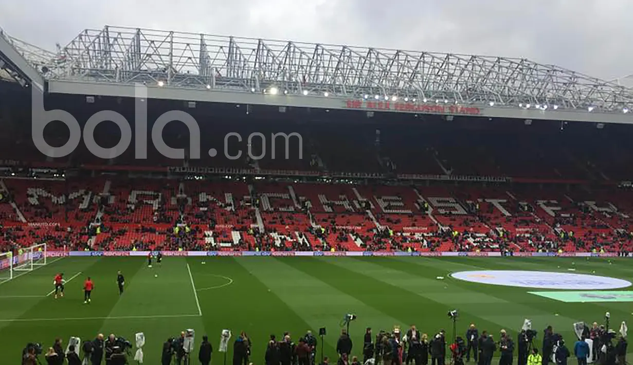 Bisa mendukung Manchester United langsung dari Stadion Old Trafford rasanya benar-benar pengalaman tak terlupakan dalam hidup ini. (Bola.com/Joko Setyo Pramuji)
