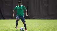 Gelandang Timnas Indonesia, Saddil Ramdani, mengontrol bola saat latihan di Padang Kelab Aman, Kuala Lumpur, Rabu (16/8/2017). Indonesia akan menghadapi Filipina pada laga kedua Grup B SEA Games 2017. (Bola.com/Vitalis Yogi Trisna)