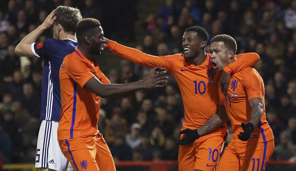 Pemain Belanda, Memphis Depay (kanan) merayakan gol bersama rekan setimnya saat melawan Skotlandia pada laga persahabatan di Pittodrie, Aberdeen, Skotlandia (9/11/2017). Belanda menang 1-0. (Andrew Milligan/PA via AP)