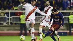 Lionel Messi dibayang pemain Rayo Vallecano pada laga La Liga Spanyol di Estadio del Rayo Vallecano, Madrid, Jumat (4/3/2016) dini hari WIB. (AFP/Pierre-Philippe Marcou)