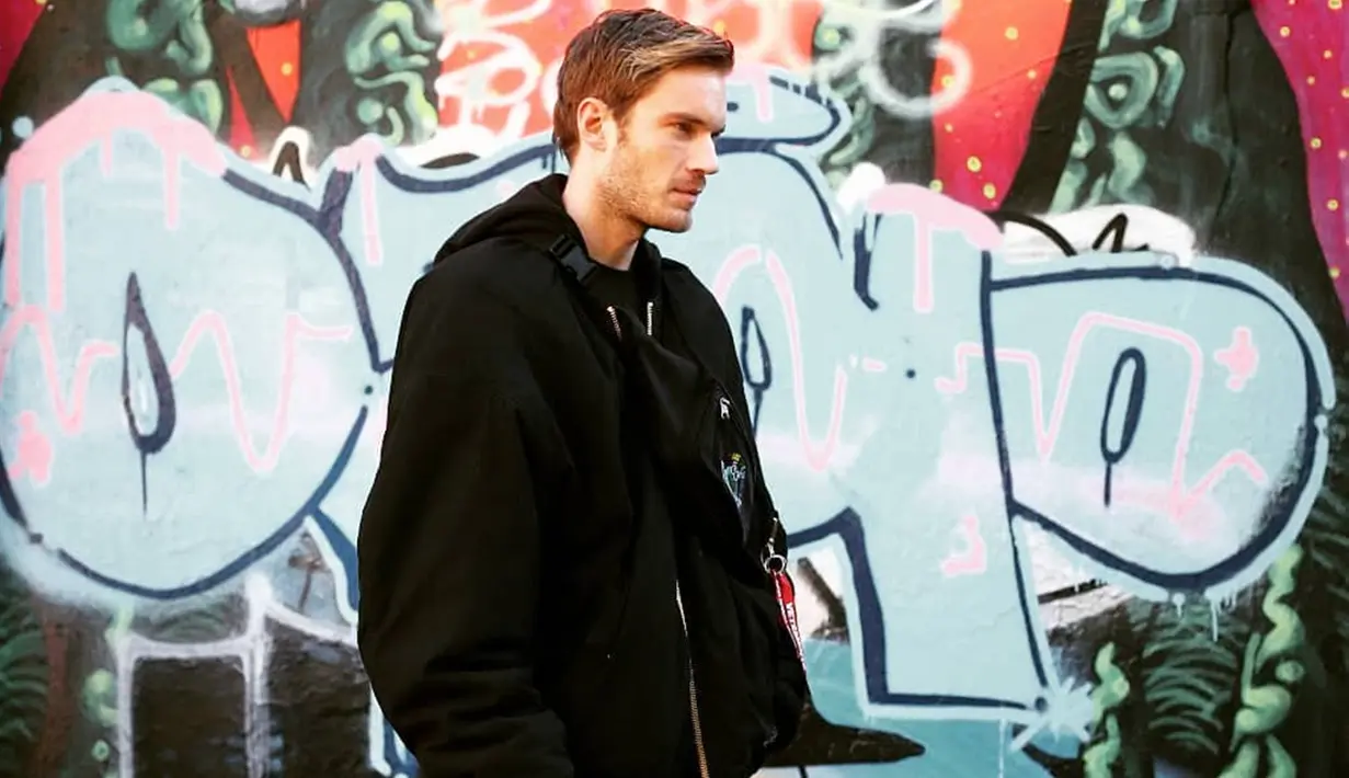 Gaya casual Felix ini pun terbilang cukup simpel. Menggunakan kaus berwarna hitam, ia memilih memadukan dengan jaket dan tas berwarna senada. (Liputan6.com/IG/@pewdiepie)