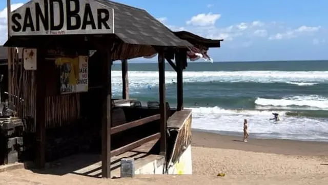 Lola Amaria menyelenggarakan Nonton Bersama (Nobar) film Labuan Hati pada Jumat (19/8/2022) di Pantai Batu Bolong, Canggu, Bali.