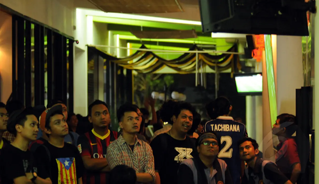 Sejumlah anggota IndoBarca (komunitas suporter klub sepak bola, Barcelona) menggelar acara nonton bareng laga "Blaurgrana" kontra Malaga di Pasar Festival, Jakarta, (21/2/2015). (Liputan6.com/Helmi Fithriansyah)