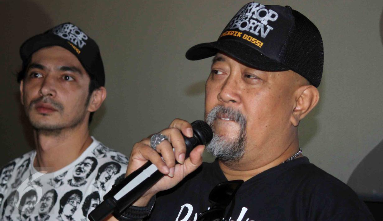 Indro dan pemeran film Warkop DKI Reborn, Abimana Aryasatya (Dono) saat memberikan keterangan pers nonton bareng gratis Warkop DKI Reborn Part 1 di Bekasi, Jawa Barat, Sabtu (10/9). (Liputan6.com/Istimewa)
