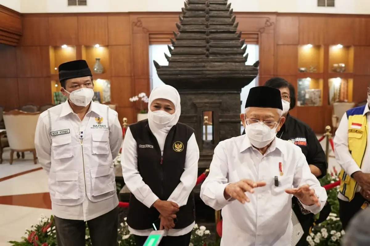Wapres Maruf Amin saat rapat vitual membahas Gunung Semeru di Bandara Juanda. (Dian Kurniawan/Liputan6.com)