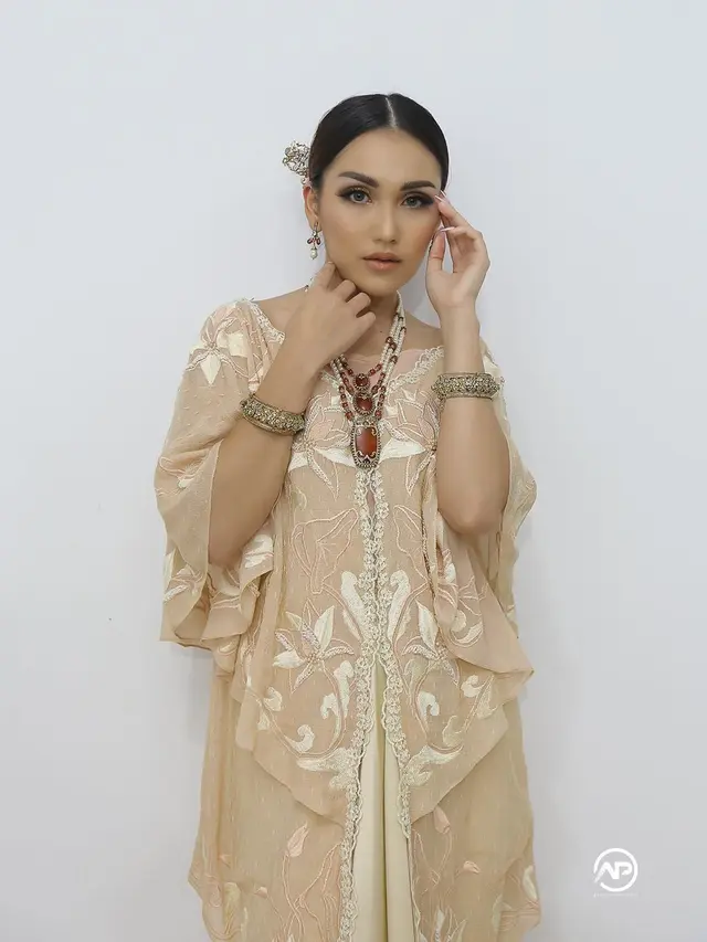 Duet Dengan Nella Kharisma, Ini 6 Potret Dress Ayu Ting Ting Curi Perhatian. (Sumber: Instagram/ayutingting92)
