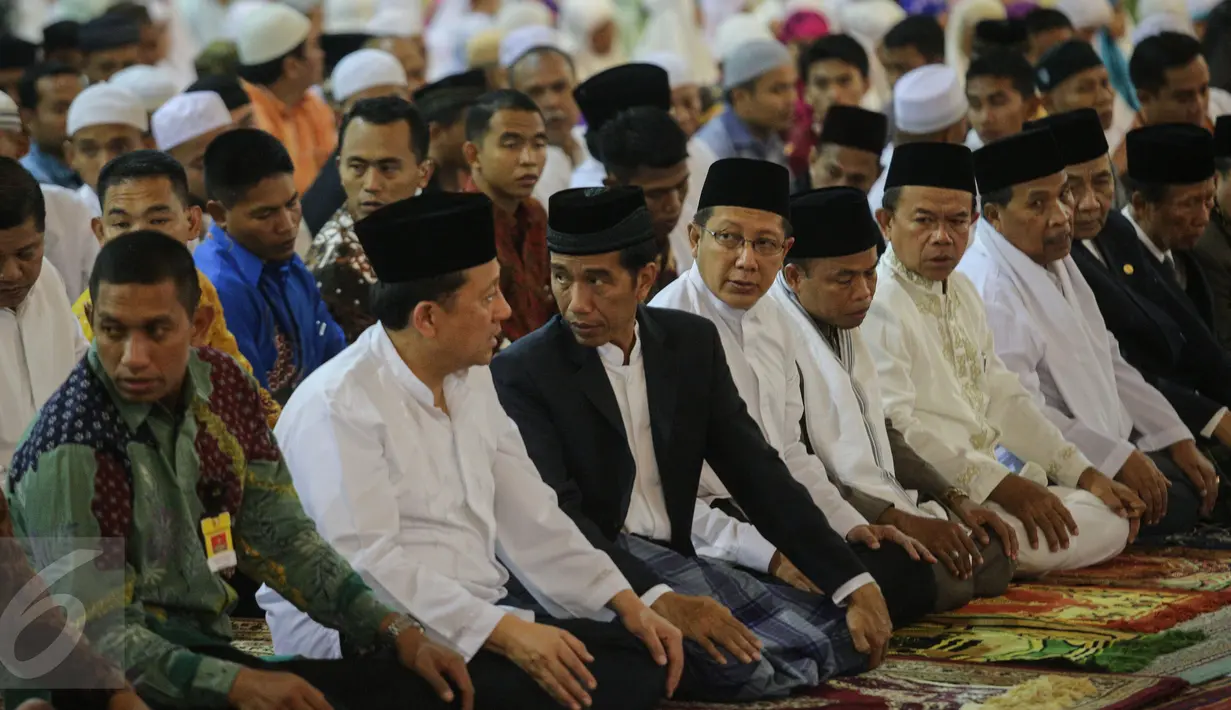 Presiden Joko Widodo melaksanakan ibadah salat tarawih pertama di Masjid Istiqlal, Jakarta, Rabu (17/6/2015). Ribuan jamaah memadati Masjid Istiqlal pada malam pertama Ramadan. (Liputan6.com/Faizal Fanani)