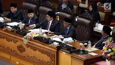 Pimpinan Sidang Fadli Zon (tengah) mengetuk palu tanda di sahkannya PP Pengganti Undang-Undang Nomor 2 Tahun 2017 tentang Perppu Ormas saat sidang paripurna ke-9 di gedung Parlemen, Senayan, Jakarta, Selasa (24/10). (Liputan6.com/Johan Tallo)