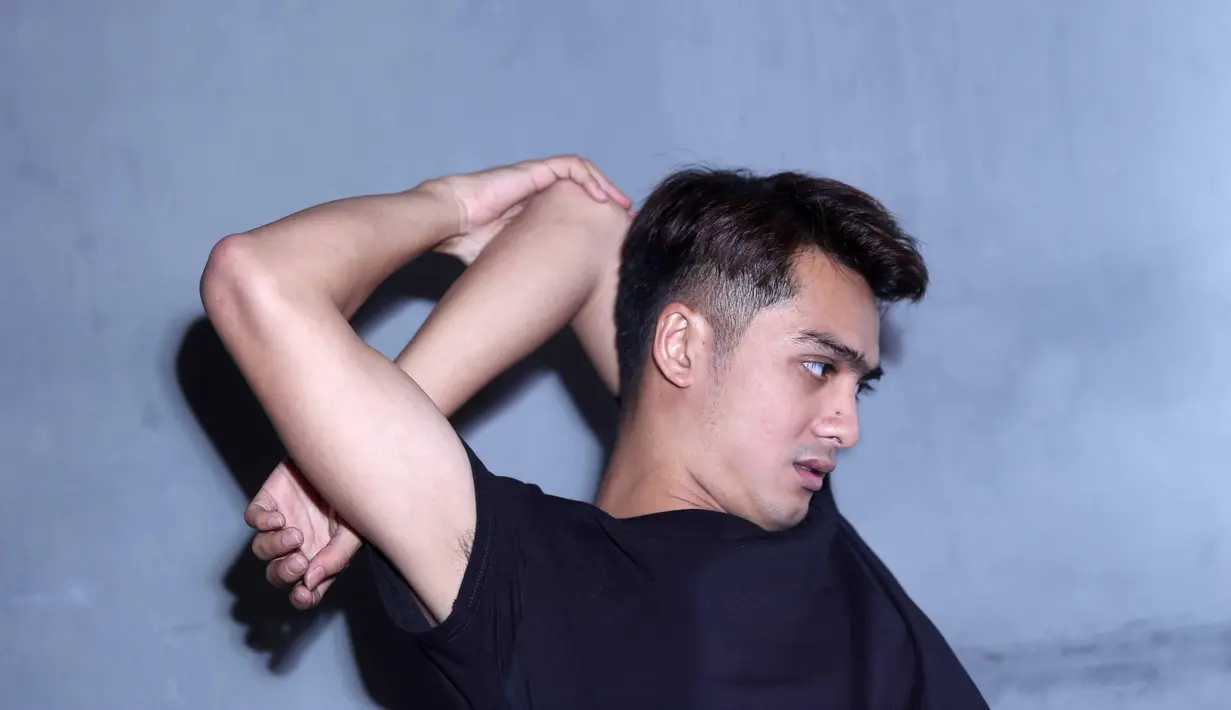 "Kita dituntut harus bisa perankannya. Menjalin chemistry dalam merankan karakter. Yang penting kita jalani apa yang ada di skenario. Profesional dan ikuti alurnya saja," kata Ricky Harun. (Nurwahyunan/Bintang.com)