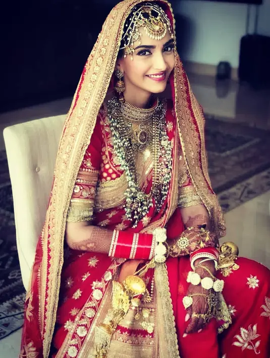 Terlihat juga Kareena Kapoor dan adiknya, Karisma Kapoor. Aamir Khan berserta istri dan anaknya terlihat hadir di pernikahan Sonam dan Anand. (Foto: instagram.com/surnox)