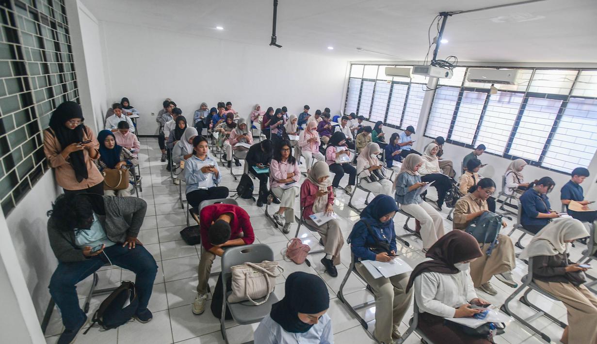 Dibandingkan tahun sebelumnya, jumlah ini mengalami peningkatan sebesar 1,22 persen. Tampak dalam foto, peserta Ujian Tulis Berbasis Komputer (UTBK) Seleksi Nasional Berdasarkan Tes (SNBT) menanti waktu di ruang ujian komputer, Universitas Veteran Jakarta, Limo, Depok, Jawa Barat, Senin (21/4/2026). (merdeka.com/Arie Basuki)