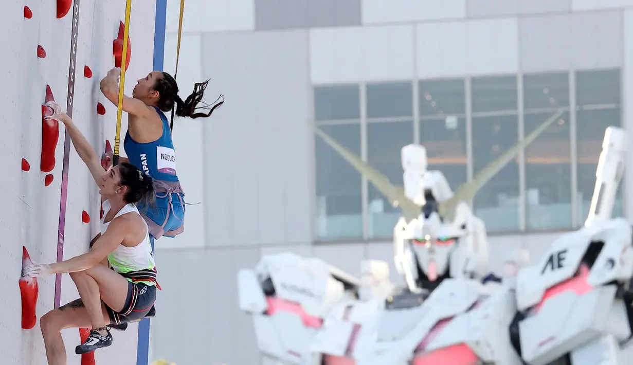 Akiyo Noguchi (atas) dan Mia Krampl bersaing dalam kualifikasi kecepatan panjat  tebing putri dalam Olimpiade Tokyo 2020, Rabu (4/8/2021). (Foto: AFP/JIJI PRESS/Stringer)