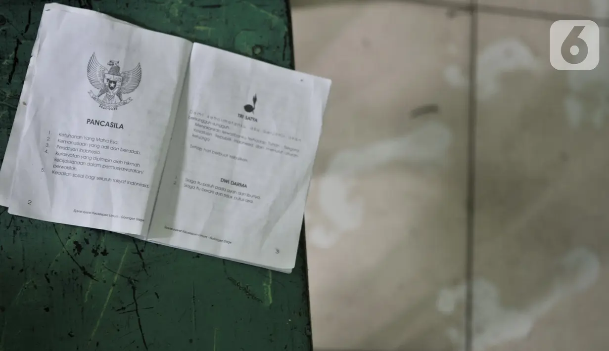 Buku kegiatan sekolah tergeletak di bangku usai banjir di Madrasah Tsanawiyah (MTs) Nur Attaqwa, Pegangsaan Dua, Kelapa Gading, Jakarta Utara, Senin (24/2/2020). Banjir sejak Minggu (23/2) kemarin mengakibatkan kegiatan belajar di MTs itu terpaksa diliburkan. (merdeka.com/Iqbal S Nugroho)