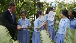 Perdana Menteri Inggris David Cameron berbicara dengan para siswa di Sekolah Menengah Commonwealth, Singapura, Rabu  (29/7/2015). Inggris ingin perkuat kerja sama ekonomi dengan negara ASEAN. (REUTERS/Edgar Su)