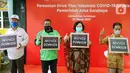 Pengemudi Gojek dan perwakilan warga berfoto usai divaksin pada peresmian Drive Thru Vaksinasi COVID-19 di Surabaya, Jawa Timur (27/03/2021). Warga lanjut usia yang akan melakukan vaksinasi gratis drive thru, terlebih dahulu melakukan pendaftaran melalui aplikasi Halodoc. (Liputan6.com/Pool)