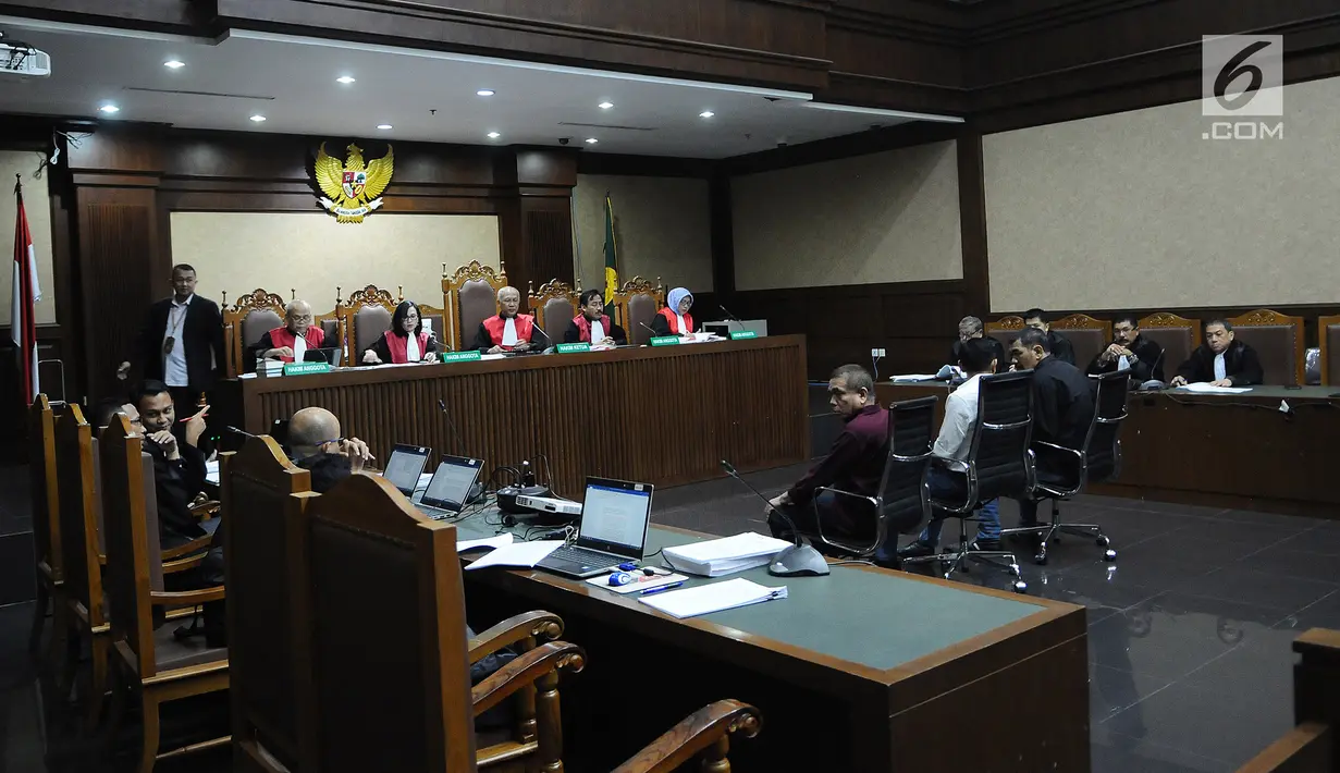 Suasana sidang lanjutan Gubernur non-aktif Aceh Irwandi Yusuf di Pengadilan Tipikor, Jakarta, Senin (18/3). Irwandi Yusuf merupakan tersangka dugaan suap dan gratifikasiterkait Dana Otonomi Khusus Aceh 2018. (Liputan6.com/Herman Zakharia)