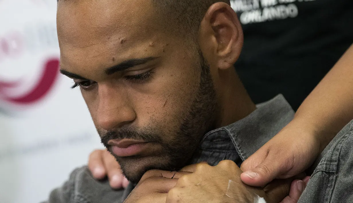 Angel Colon ketika konferensi pers di Orlando Regional Medical Center, Orlando, Florida, Selasa (14/6). Menurut Colon, Omar Mateen tampak tenang ketika menembak orang-orang di ruangan berbeda di klub gay Pulse Orlando. (Drew Angerer/Getty Images/AFP)