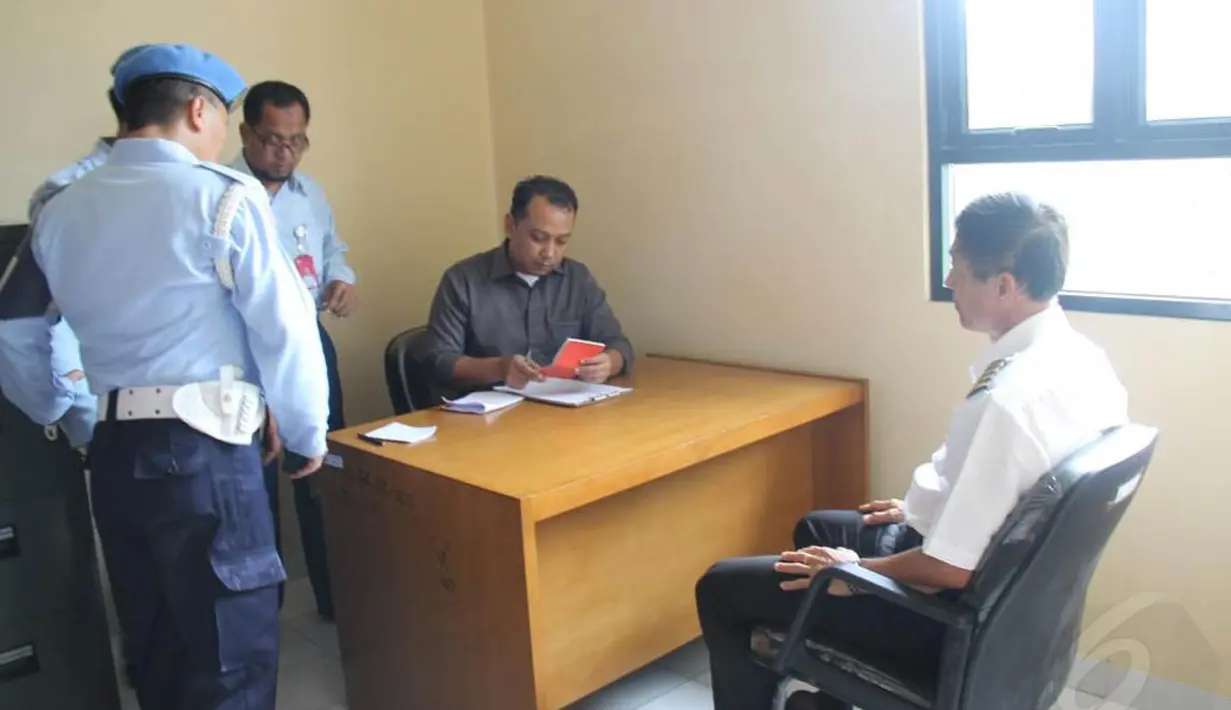 Pilot Tan Chin Kia (kanan) saat menjalani pemeriksaan karena melintasi NKRI tanpa izin di Pontianak, Kalimantan Barat, Selasa (28/10/2014). (Liputan6.com/Raden AMP)