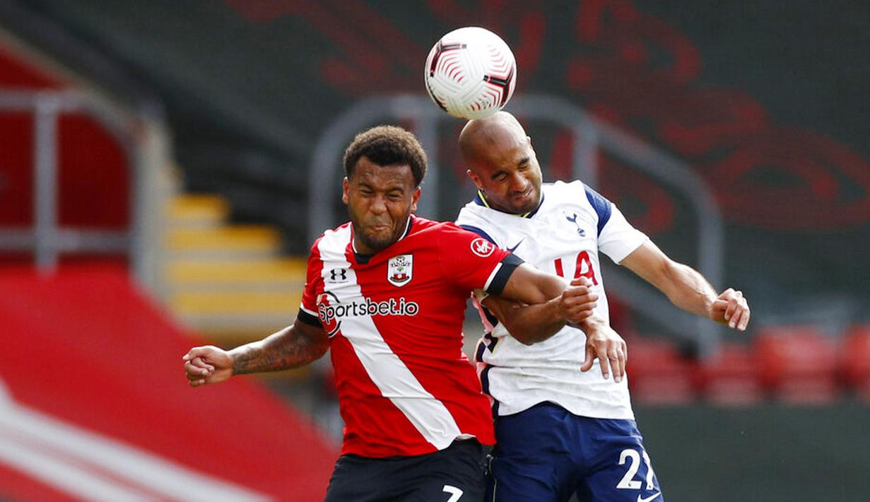 Pemain Tottenham Hotspur, Lucas Moura, duel udara dengan pemain Southampton, Ryan Bertrand, pada laga Liga Inggris di Stadion St. Mary's, Minggu, (20/9/2020). Tottenham menang dengan skor 5-2. (Andrew Boyers/Pool via AP)