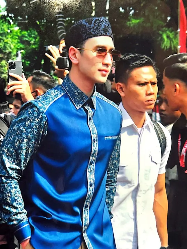 6 Potret Verrell Bramasta Dampingi Ibu Sambung Dilantik Sebagai DPRD Kabupaten Bogor