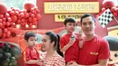 Satu lagi gaya simple pasangan seleb ini dalam nuansa merah di pesta ulang tahun putranya. Sandra Dewi tetap stylish dengan playsuit dan sang suami tampil matching pakai kaus warna merah dengan anak-anaknya. (Foto: Instagram @sandradewi88)