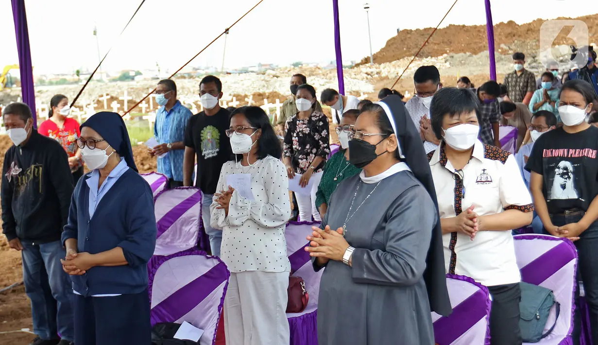 Umat katolik dan Biarawati mengikuti misa perayaan ekaristi peringatan arwah bagi korban Covid-19 di area TPU Rorotan, Jakarta Utara, Selasa (30/11/2021). Misa yang dipimpin oleh Uskup Ignatius Kardinal Suharyo tersebut dilakukan untuk mendoakan arwah korban Covid-19. (Liputan6.com/Herman Zakharia)