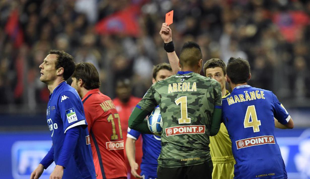 Bastia mengawali laga dengan ketidakberuntungan, Sebastian Squillaci harus dikartumerah (LOIC VENANCE / AFP)