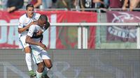Para pemain Inter Milan, termasuk Geoffrey Kondogbia (kanan), merayakan gol ke gawang Torino pada laga Serie A di Stadion Olimpico, Turin, Minggu (8/11/2015). (AFP PHOTO / Marco Bertorello)
