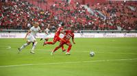 Gelandang serang Bali United, Eber Bessa, mencoba lepas dari kawalan bek Dewa United Risto Mitrevski, dalam laga pekan kesembilan BRI Liga 1 2022/2023 di Stadion Kapten I Wayan Dipta, Sabtu (10/9/2022). (Bola.com/Maheswara Putra)