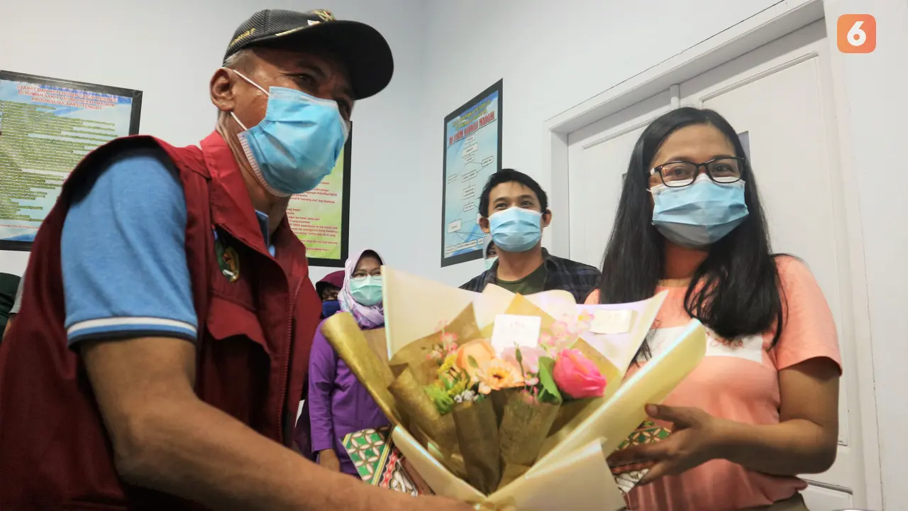 Wali Kota Palu bersama seorang pasien covid-19 yang sembuh