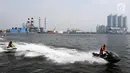 Wakapolri Komjen Pol Syaffrudin saat aksi bermain jetski dalam acara Bhayangkara Cup Jetski Round 1 di Pantai Mutiara Pluit, Jakarta, Minggu (22/07). Polri mendukung pengembangan olahraga jetski di Indonesia. (Liputan6.com/Fery Pradolo)