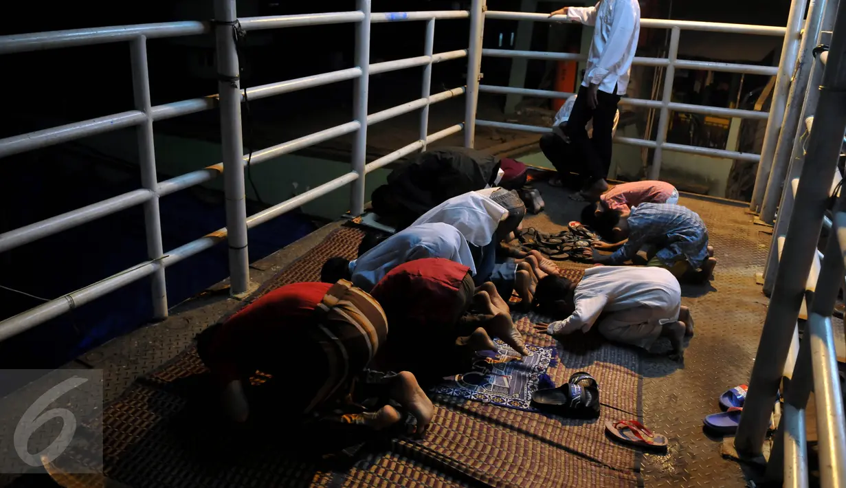 Suasana ibadah Salat Tarawih pertama di kawasan Pasar Gembrong, Jakarta, Rabu (17/6/2015). Terbatasnya jumlah daya tampung musholla membuat warga terpaksa salat di jembatan. (Liputan6.com/Johan Tallo)