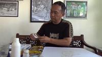 Prasojo, pria asal Salatiga, berani pensiun dini dan memilih buka peluang usaha dengan menjadi pelukis kaos.