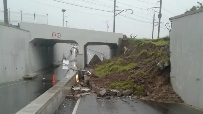 longsor bandara soetta
