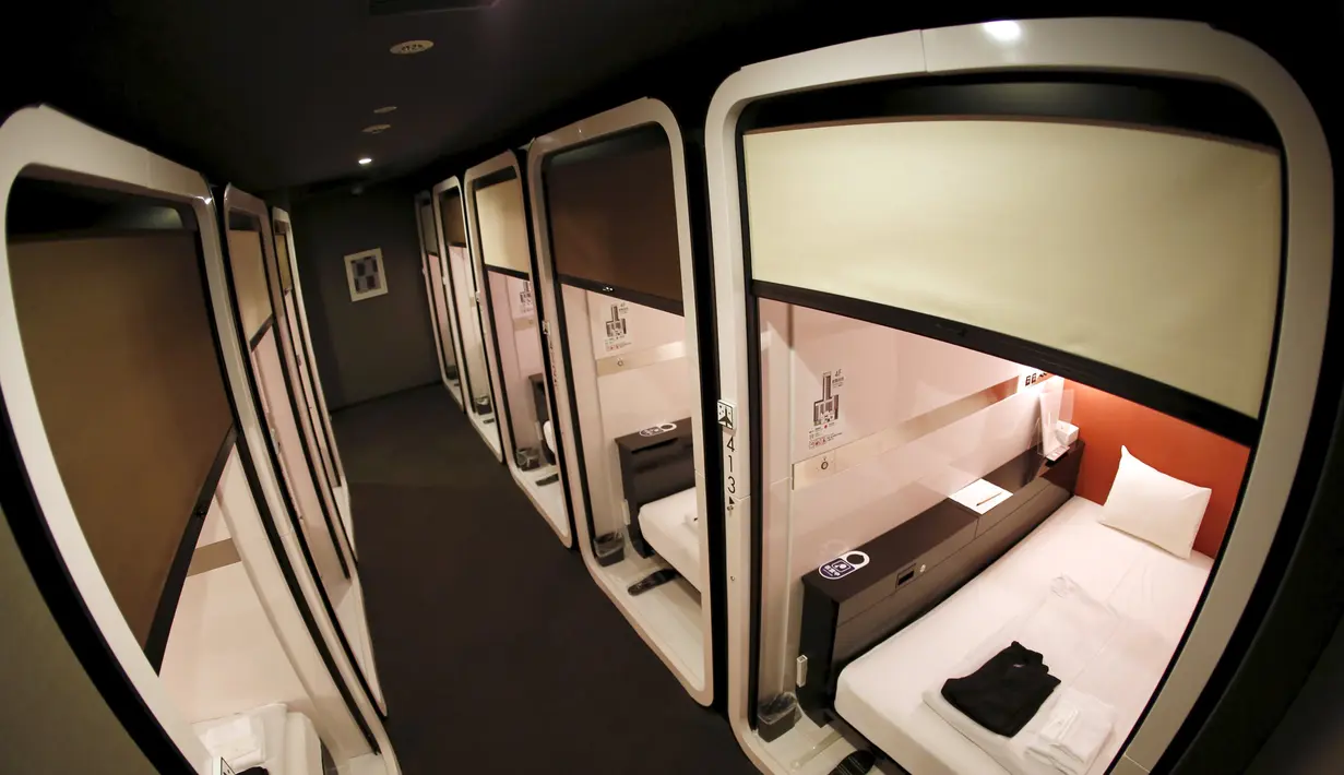Deretan kamar kelas bisnis terlihat di First Hotel Cabin, Tokyo, Jepang (30/7/2015). Layanan kelas bisnis di Hotel First Cabin menawarkan interior yang unik dan nyaman. (Reuters/Toru Hanai)