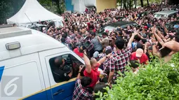 Suasana di Rumah Lembang saat Ahok dan Djarot tiba di markas mereka tersebut, Jakarta, Rabu (15/2). Hasil quick count menunjukkan Ahok-Djarot menempati urutan pertama. (Liputan6.com/Gempur M Surya)
