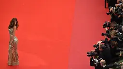 Izabel Goulart berpose di karpet merah saat menghadiri pemutaran film "Burning" selama Festival Film Cannes ke-71 di Prancis selatan (16/5). Model asal Brasil ini tampil cantik dan seksi dengan gaun gold transparan. (AFP Photo/Loic Venance)