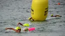 Para peserta bertanding dalam kompetisi renang Oceanman Bali 2021 di sebuah pantai di Sanur, Denpasar, Bali, Sabtu (18/9/2021). Oceanman Bali 2021 diikuti 161 orang peserta. (SONY TUMBELAKA/AFP)
