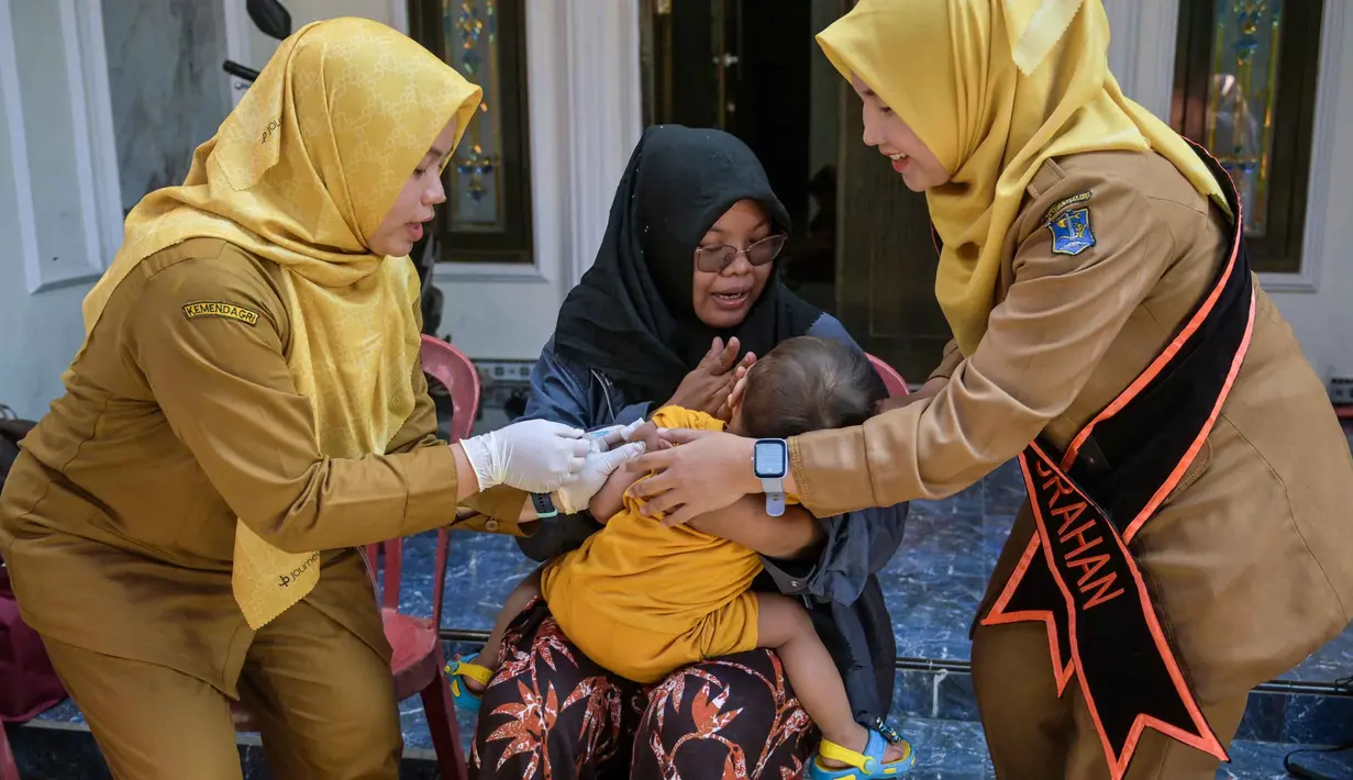 Program ini juga menyasar Imunisasi Kejar Serentak untuk melengkapi yang terlewat bagi balita dan usia sekolah di semua wilayah Puskesmas di Surabaya. (Juni KRISWANTO/AFP)