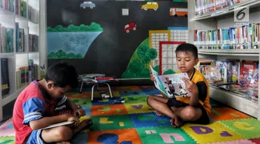 Anak-anak membaca buku di Ruang Perpustakaan RPTRA Kebon Sirih, Jakarta, Kamis (4/4). Dinas Perpustakaan dan Arsip DKI Jakarta bekerja sama dengan Jakarta Library menggelar Gerakan Baca Jakarta. (Liputan6.com/JohanTallo)